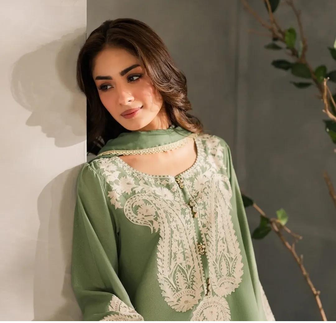 03-Piece Lawn with Chiffon Duppatta